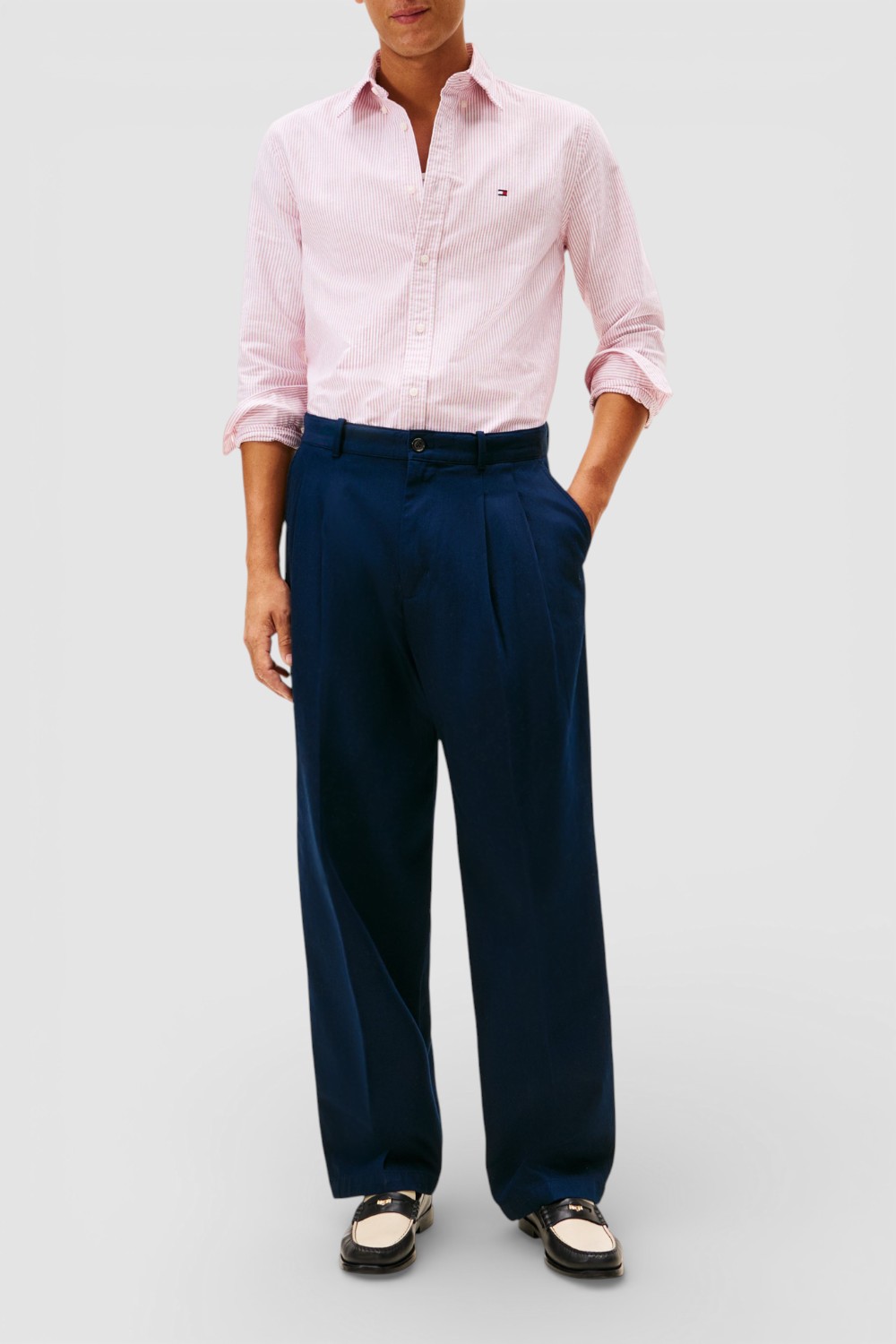 תמונת כל הלוק של חולצה מכופתרת